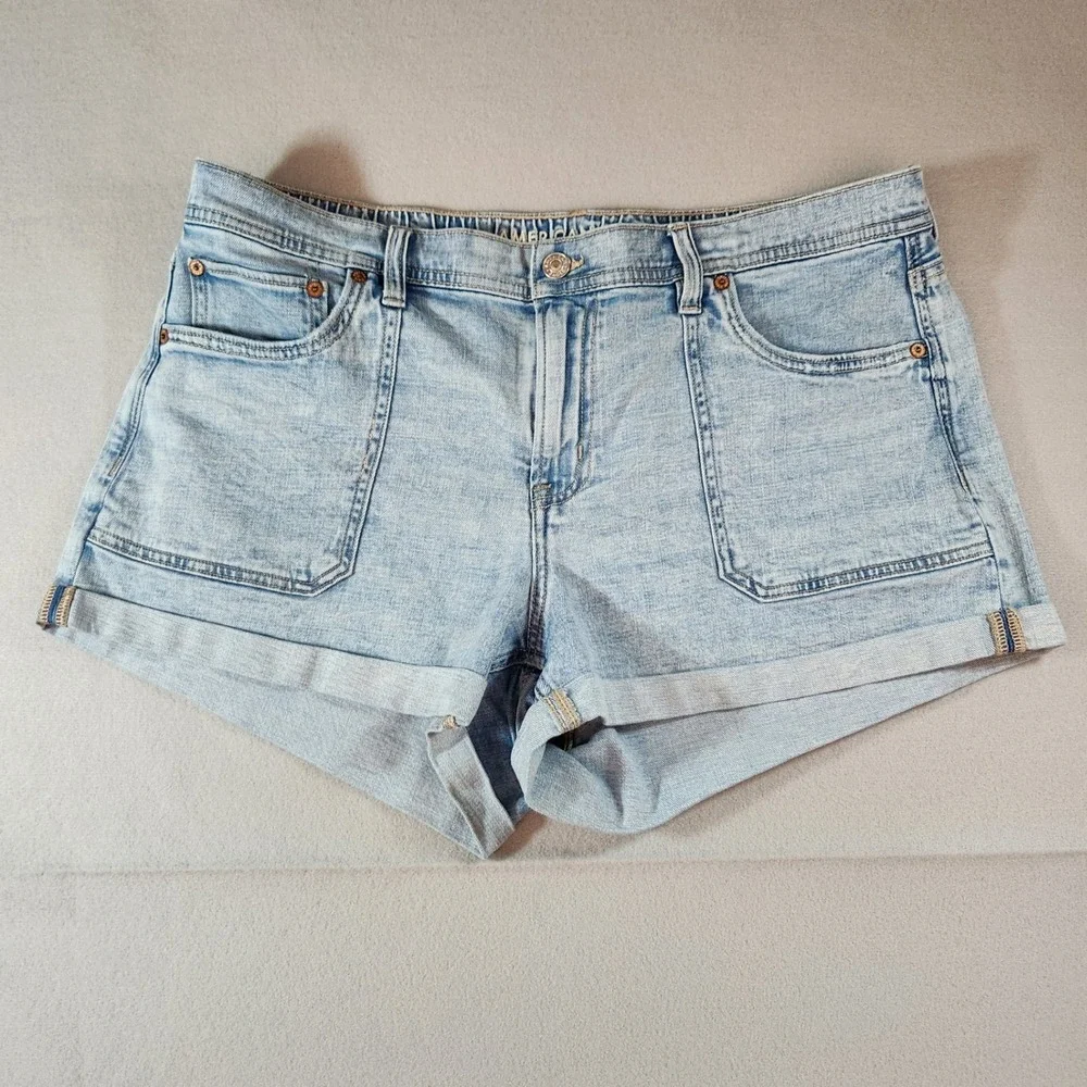 Women's Y2K American Eagle Shortie Light Wash Cuffed Hem Jean Shorts Size 14